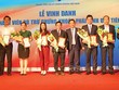 Ông Trần Văn Dũng, Chủ tịch UBCK trao kỷ niệm chương vinh danh 8 thành viên đầu tiên tham gia TTCK phái sinh