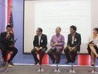 Các chuyên gia kinh tế tham gia buổi tọa đàm do Trung tâm Hoa Kỳ, Đại sứ quán Hoa Kỳ và Chương trình VEMBA tổ chức 