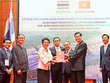 Ông Nguyễn Đức Long, Chủ tịch UBND tỉnh Quảng Ninh, trao giấy chứng nhận đầu tư cho nhà đầu tư. Ảnh: Mạnh Trường.