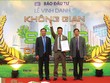 Ông Luk Ban La (giữa), Phó tổng giám đốc CTCP Đầu tư và Xây dựng Phúc Khang nhận Cup vinh danh dự án Diamond Lotus Riverside