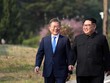 Tổng thống Hàn Quốc và nhà lãnh đạo Triều Tiên tại làng Bàn Môn Điếm hôm 27/4. Ảnh: AP.