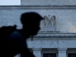 Một người đi xe đạp đi qua tòa nhà của Fed ở Washington, D.C (Mỹ). Ảnh: Andrew Harrer/Bloomberg