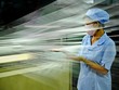 Công nhân kiểm tra chất lượng sợi trên dây chuyền sản xuất. 
