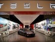 Ôtô của hãng Tesla được giới thiệu tại cửa hàng ở Miami, Florida, Mỹ. (Nguồn: AFP/TTXVN)
