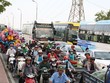 Phương tiện di chuyển khó khăn qua cầu Bình Triệu vào trung tâm thành phố