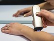 Thiết bị cầm tay có thể in sản phẩm chống lão hóa trên da người dùng