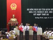 Ông Hoàng Đăng Quang, Bí thư tỉnh ủy, Chủ tịch HĐND tỉnh Quảng Bình tặng hoa chúc mừng các đồng chí được bầu giữ chức Phó Chủ tịch HĐND tỉnh và Ủy viên UBND tỉnh Quảng Bình