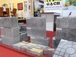 Gian hàng trưng bày gạch không nung vắng khách tại hội chợ triển lãm vật liệu xây dựng