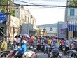 Người lao động tụ tập bên ngoài cổng Công ty KaiYang Việt Nam.