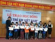 Ông Phạm Thanh Tân, Trưởng đại diện Báo Đầu tư tại Hải Phòng trao các suất học bổng cho các em học sinh