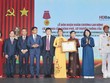Bà Đặng Thị Ngọc Thịnh - Phó Chủ tịch nước trao Huân chương Lao động cho Ban lãnh đạo HDBank.