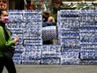 Giấy vệ sinh là mặt hàng khan hiếm tại Hong Kong. Ảnh: AFP