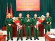Trung tướng Nguyễn Văn Nghĩa chúc mừng Thiếu tướng Thái Văn Minh và Đại tá Nguyễn Anh Tuấn.