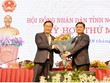 Ông Thái Thanh Quý - Ủy viên dự khuyết  BCHTrung ương Đảng, Bí thư Tỉnh ủy tặng hoa chúc mừng đồng chí Nguyễn Đức Trung vừa được HĐND tỉnh bầu giữ chức Chủ tịch UBND tỉnh nhiệm kỳ 2016 - 2021