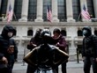 Khách du lịch bên ngoài Sàn giao dịch chứng khoán New York hồi tháng 1/2020. Ảnh: AFP