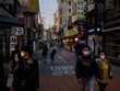 Người dân đi bộ trên đường phố Seoul hôm 24/3. Ảnh: AFP