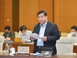 Bộ trưởng Bộ Kế hoạch và Đầu tư Nguyễn Chí Dũng trình bày báo cáo (Ảnh QK).