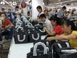 Xuất khẩu túi xách, ví, va li, mũ, ô dù 5 tháng đầu năm chỉ đạt 1,3 tỷ USD, giảm 15,5% so với cùng kỳ. Ảnh: internet.