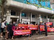 Khách hàng căng băng rôn phản đối chủ đầu tư HUD1 tại trụ sở Công ty