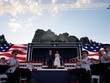 Lễ kỷ niệm hoành tráng của TT Trump ở núi thiêng dù bị phản đối dữ dội