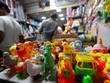 Một cửa hàng bán đồ chơi Trung Quốc ở Kolkata, Ấn Độ. (Nguồn: Reuters)