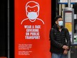 Một người dân London, Anh, đeo khẩu trang ngừa lây nhiễm Covid-19, ngày 5/6. Ảnh: Reuters