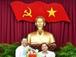 Đồng chí Trần Quốc Trung, Bí thư Thành ủy Cần Thơ trao quyết định của Ban Bí thư Trung ương Đảng cho đồng chí Trương Quang Hoài Nam.