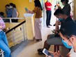 Người dân trở về từ vùng dịch được cơ quan chức năng tổ chức lấy mẫu xét nghiệm nhanh. Ảnh:Vi Thảo