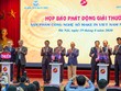 Bộ trưởng Bộ TT&TT Nguyễn Mạnh Hùng cùng các Đại biểu phát động Giải thưởng “Sản phẩm công nghệ số Make in Viet Nam” năm 2020.