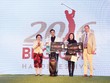 Bà Nguyễn Thị Nga, Chủ tịch Tập đoàn BRG và ông Jack Nicklaus II, Chủ tịch của Nicklaus Design trao giải thưởng cho các gôn thủ