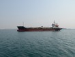 Tàu chở hàng của Thành Lễ neo đậu chuẩn bị nhập xăng dầu tại vịnh Dung Quất