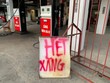 Nhiều cửa hàng bán lẻ xăng dầu treo biển hết xăng (Ảnh: Internet)