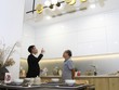 Giới thiệu với khách hàng về căn hộ mẫu. Ảnh: Bình Minh.