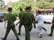 Bị cáo Trần Ngọc Thanh được lực lượng y tế đưa bị cáo vào bệnh viện cấp cứu