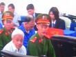 Bị cáo Nguyễn Đức Kiên (áo trắng), cùng các bị cáo khác tại phiên phúc thẩm sáng nay (ảnh chụp qua màn hình)