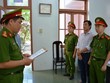 Cơ quan công an tống đạt quyết định khởi tố bị can