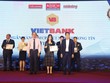 Bà Nguyễn Thị Thùy Dương, Phó giám đốc Khối Hỗ trợ Kinh doanh kiêm Giám đốc Trung tâm Marketing Vietbank đại diện ngân hàng nhận giải Top 100 Sản phẩm/Dịch vụ Tin và Dùng 2019