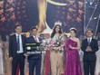 Ông Trần Ngọc Tâm – Tổng giám đốc Nam A Bank  tặng thẻ Nam A Bank JCB cho Tân Hoa hậu Hoàn vũ Việt Nam 2019 Nguyễn Trần Khánh Vân.