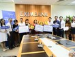 ng Đào Hồng Châu (Thứ hai bên trái) – Phó Tổng Giám đốc Eximbank trao giải thưởng cho đại diện của các Khách hàng Doanh nghiệp trúng thưởng 