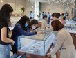 Khách hàng mua vàng và trang sức tại cửa hàng của PNJ