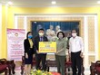 Ông Hoàng Việt Cường – Phó tổng giám đốc Nam A Bank trao tặng 10.000 bộ kit xét nghiệm Covid-19 cho Đại diện Ủy ban Mặt trận Tổ quốc Việt Nam và Sở Y tế TP.HCM.
