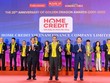 Ông Fabien Sanchez – Giám đốc Bộ phận Rủi ro và Thu hồi nợ, đại diện Home Credit Việt Nam nhận giải thưởng từ đại diện Ban tổ chức Rồng Vàng 2021.