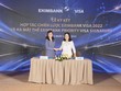 Bà Đinh Thị Thu Thảo – Phó tổng giám đốc Eximbank (bên trái) cùng ký kết hợp đồng hợp tác chiến lược với bà Đặng Tuyết Dung – Giám đốc Visa Việt Nam và Lào