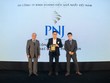 Ông Đào Trung Kiên – Thành viên HĐQT, Giám đốc Cao cấp – Vận hành PNJ đại diện nhận chứng nhận từ Ban tổ chức (Ảnh: Việt Hùng)
