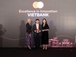 Ông Nguyễn Tiến Sỹ - Phó tổng giám đốc, đại diện Vietbank nhận giải thưởng “Excellence in Innovation” do Mastercard trao tặng.