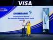 Bà Nguyễn Trần Kim Chi, Giám đốc phụ trách Marketing Việt Nam & Lào của Visa trao tặng giải thưởng cho đại diện Eximbank – Ông Nguyễn Hoàng, Giám đốc Trung tâm Thẻ Eximbank