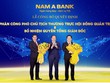 Ông Trần Ngô Phúc Vũ - Chủ tịch HĐQT Nam A Bank tặng hoa chúc mừng ông Trần Ngọc Tâm và ông Trần Khải Hoàn