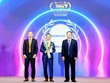 Ông Nguyễn Hướng Minh, Phó tổng giám đốc Eximbank (giữa) nhận Cúp giải thưởng Sản phẩm Công nghệ & Chuyển đổi số tiêu biểu năm 2024 từ Ban tổ chức