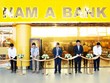 Đại diện Nam A Bank và khách mời cắt băng khai trương Nam A Bank Premier Lounge Đà Nẵng.