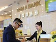 Khách hàng giao dịch tại Nam A Bank.